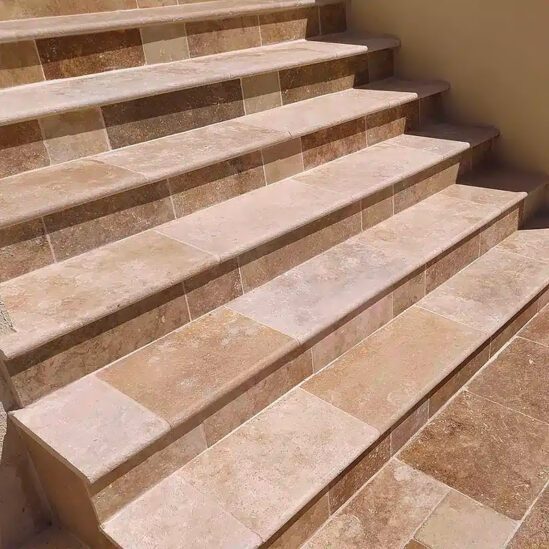 Escalier réalisé avec des margelles travertin mix 1er choix