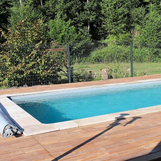 Piscine avec des margelles en travertin mix et du bois