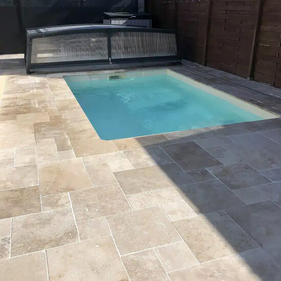 Superbe terrasse avec piscine en travertin Mix