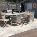 Terrasse en extérieur avec du travertin gris