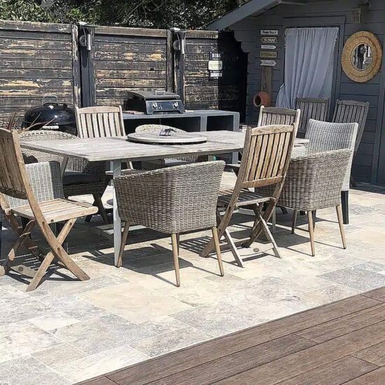 Terrasse en extérieur avec du travertin gris