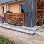 Réalisation d'une terrasse en bordure grès Kandla gris
