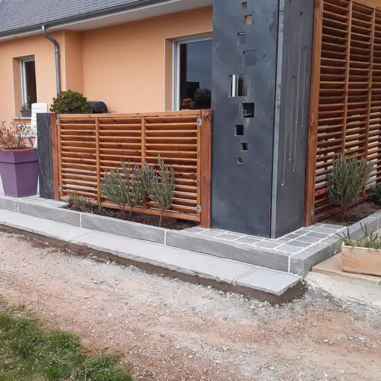 Réalisation d'une terrasse en bordure grès Kandla gris