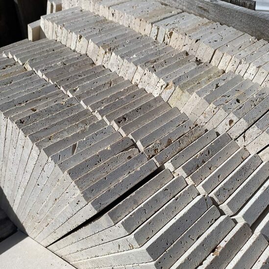 Stock de plinthe travertin mix.