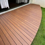 Terrasse bambou nature en face d'une pelouse