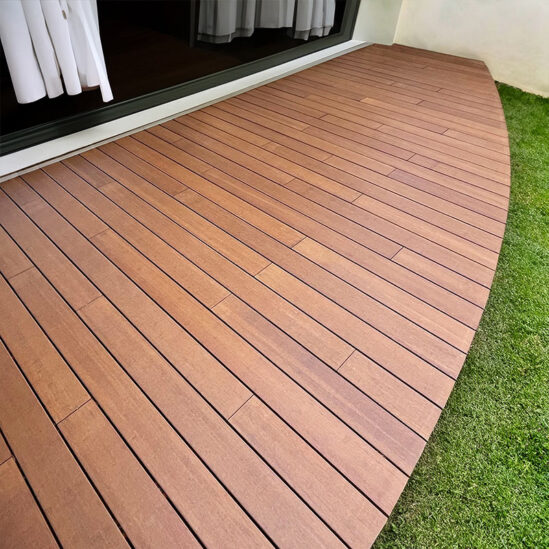 Terrasse bambou nature en face d'une pelouse