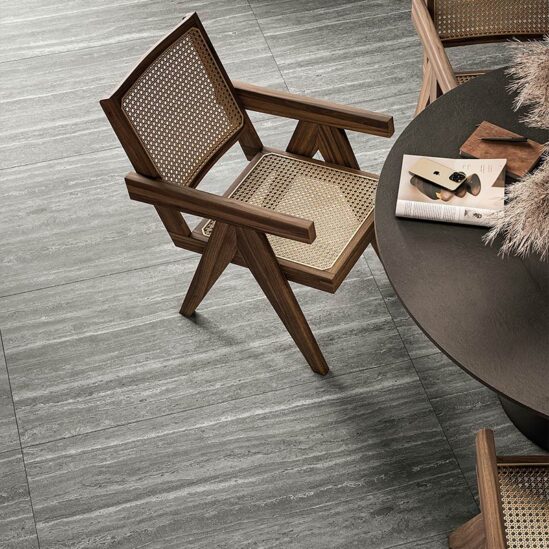 Elysian Travertino Dark format 60x120 cm en intérieur
