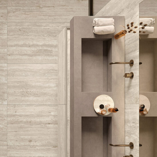 Travertino light format 60x120 cm dans une salle de bain