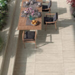 Travertino light format 60x120 cm sur une terrasse