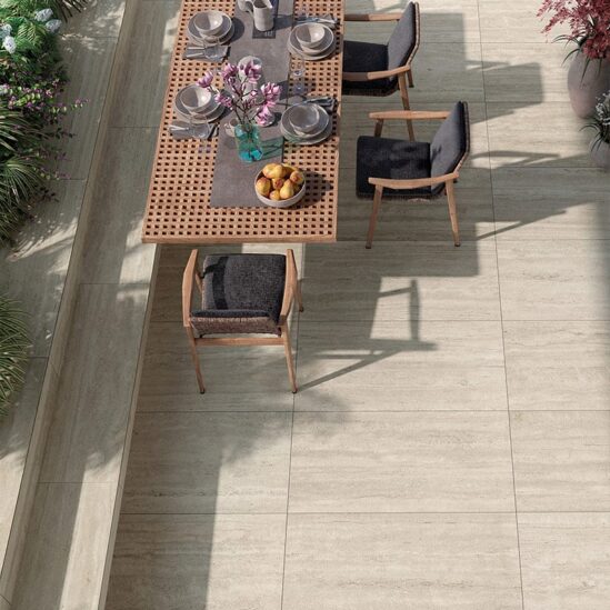 Travertino light format 60x120 cm sur une terrasse