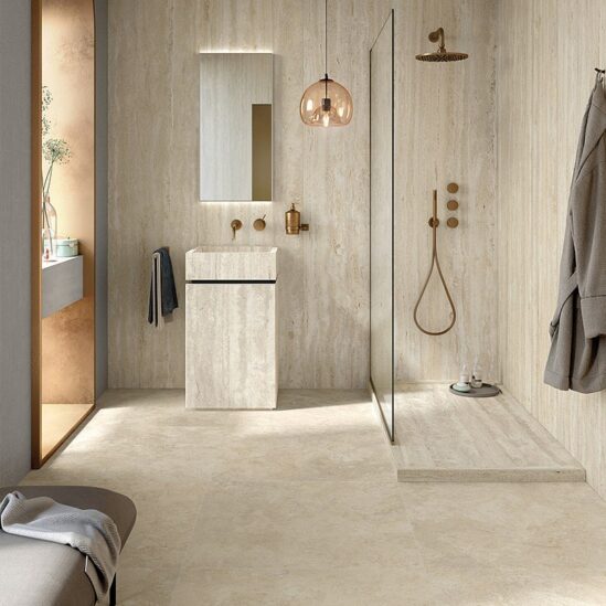 Travertino Light cross dans une salle de bain