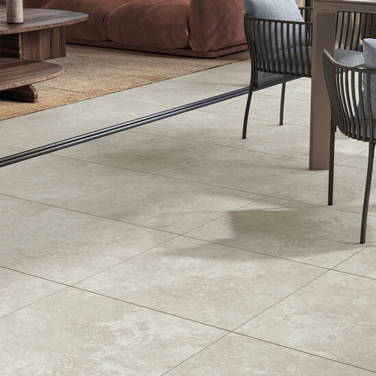 Pose du Elysian Travertino misty cross sur une terrasse