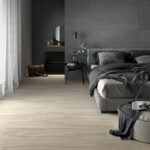 Jurupa basic en 20x120 cm dans une chambre