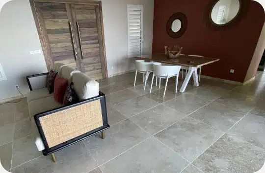 Pièce de vie avec un sol en Travertin Grand format et une décoration moderne