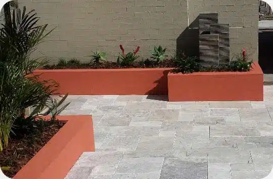 terrasse en travertin Gris avec des jardinières de couleur orange
