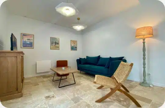 Salon avec un sol en travertin Mix 2ème choix et une déco ambiance bord de mer