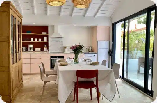 Cuisine avec travertin et couleurs vives
