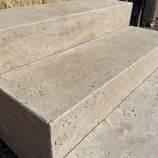Bloc d'escalier en Travertin avec les détails d'aspérités