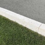 Délimitation de la pelouse avec une bordure Travertin
