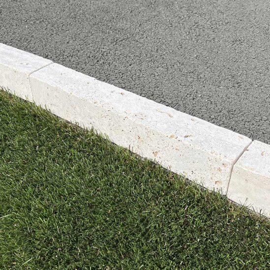 Délimitation de la pelouse avec une bordure Travertin