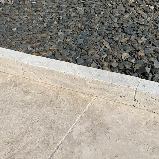 Bordure en Travertin proche dalle de terrasse