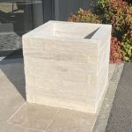 Bordure travertin posé pour un pot de fleur