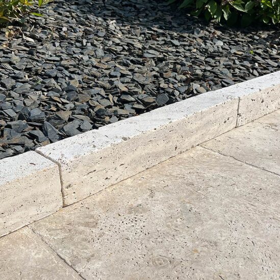 Délimitation d'une terrasse en Travertin