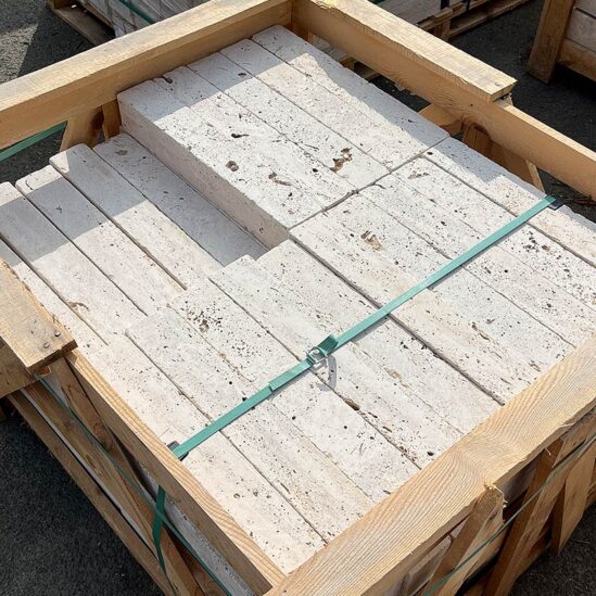 Stock en palette de la bordure Travertin