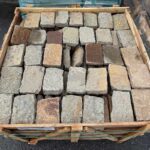 Stock des pavés avec conditionnement des porphyre