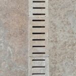 Caniveau percé en extérieur en Travertin