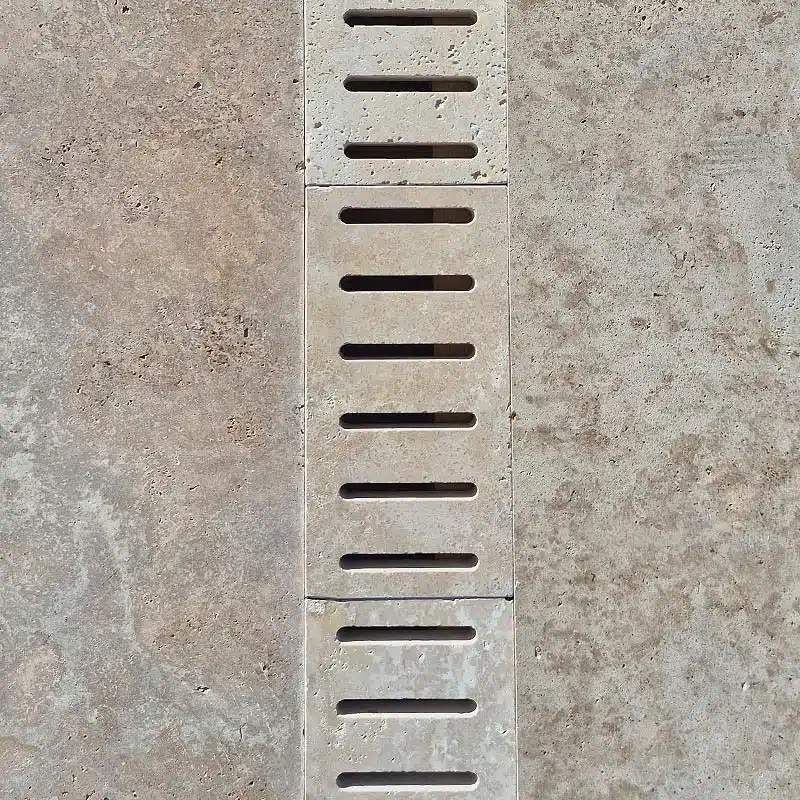 Caniveau percé en extérieur en Travertin