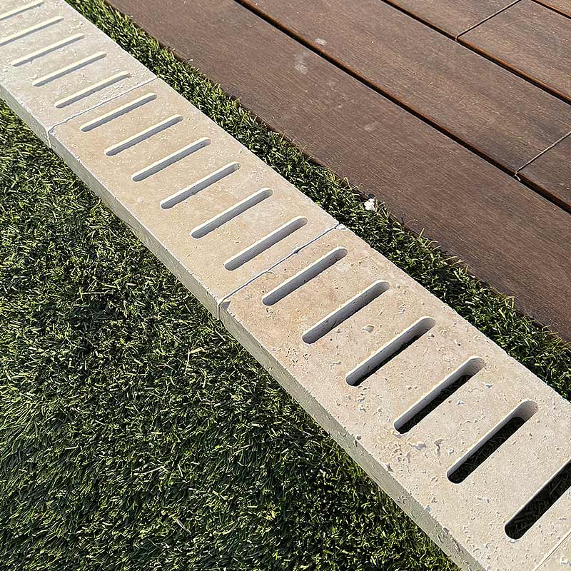 Grille de caniveau en pierre de travertin