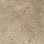 Focus sur la surface du pas jap en Travertin Mix