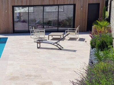 Terrasse en Travertin : Le guide complet pour bien choisir sa pierre naturelle Image de mise en avant de l'article : Guide pour terrasse en Travertin