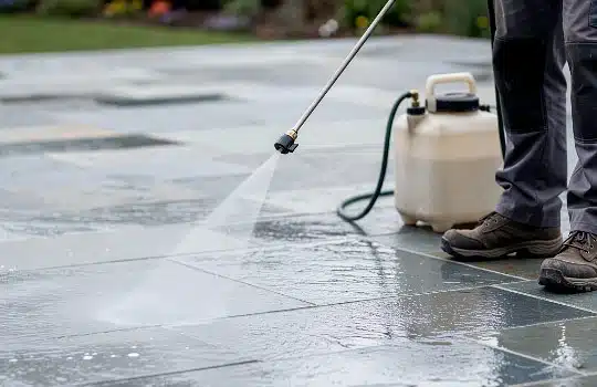 Entretien de la pierre bleue avec un pulvérisateur d'hydrofuge