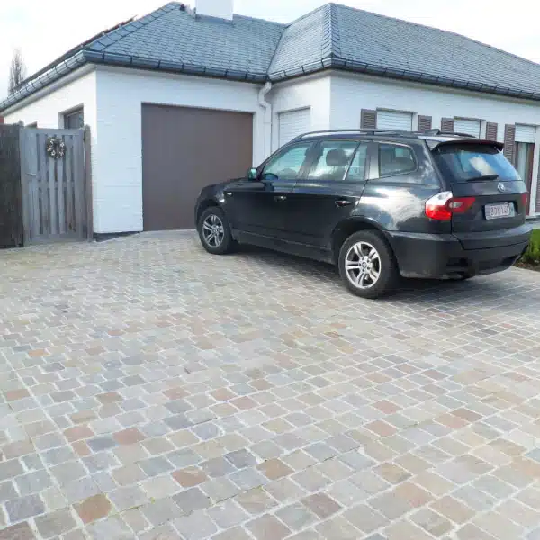 Passage d'un véhicule sur du pavé en pierre naturelle