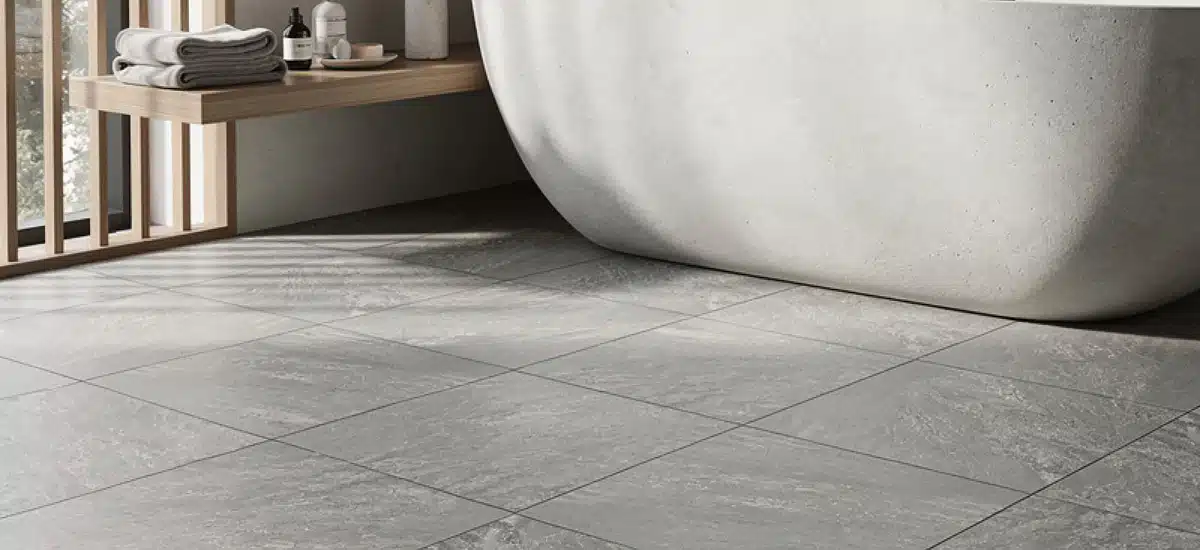 Salle de bain avec un carrelage effet pierre