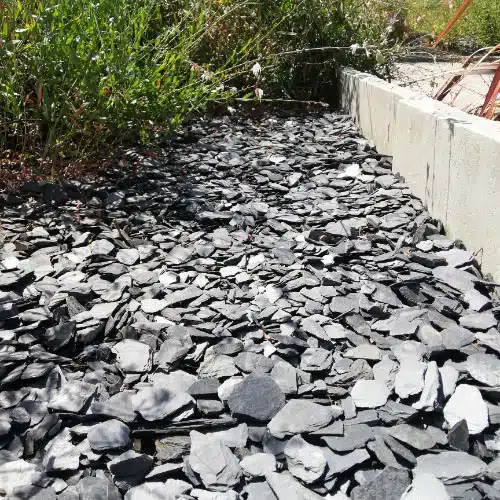 Paillette et paillage en ardoise pour l'aménagement extérieur