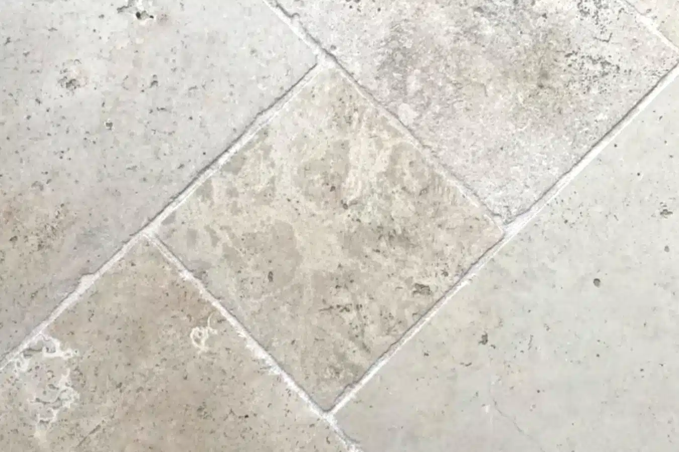 Même sol intérieur en travertin Mix opus après nettoyage, dalles aux nuances beige et crème ravivées et joints propres
