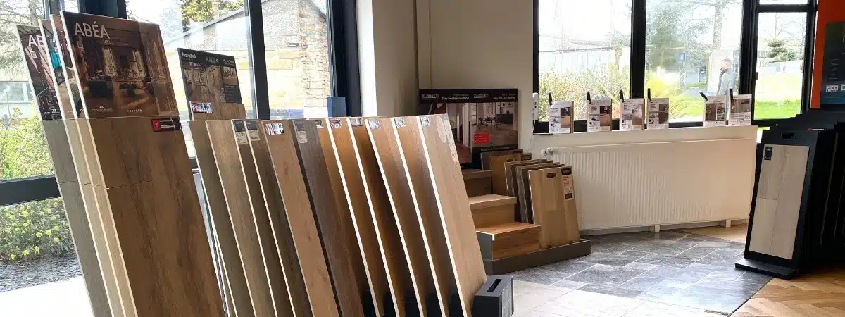 Grès cérame effet bois exposé en showroom Pierre&Parquet