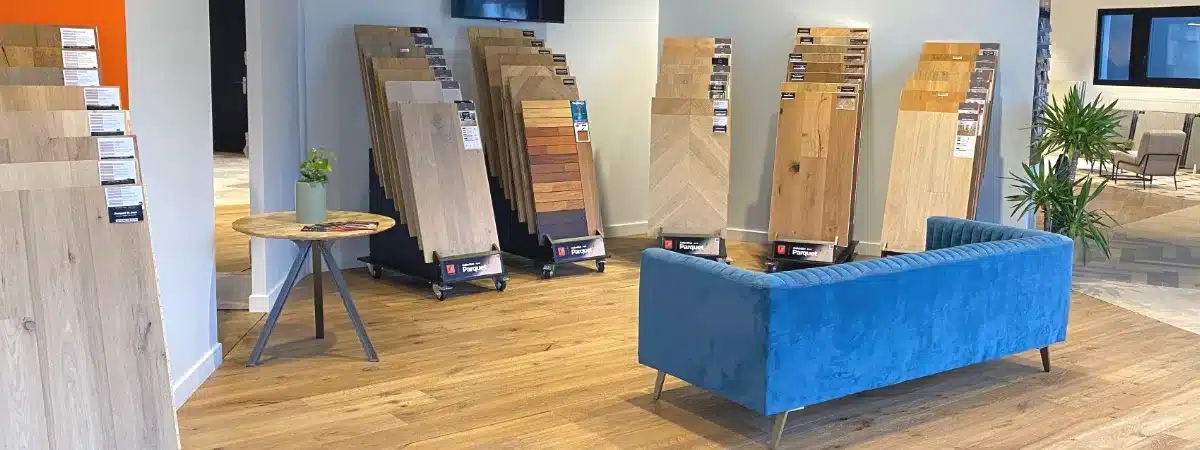 Sélection de parquet avec l'un posé au sol dans le showroom Pierre et Parquet d'Angers